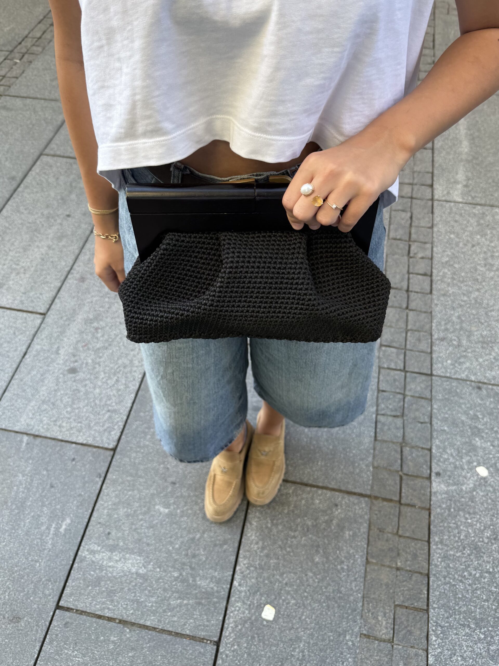 Heklana torba, model RUNA od makrame konca – elegantna ručna torba sa drvenim ramom